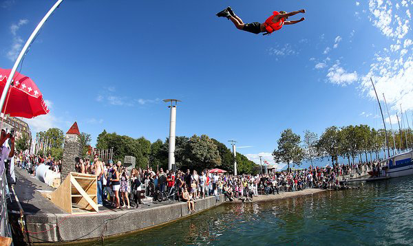 Un rideur s’envole au-dessus du port d’Ouchy, devant la foule